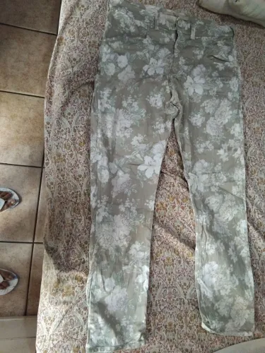 Vendo calça jeans florida. Super nova. Nunca usada. Veste muito bem!Tem conversa