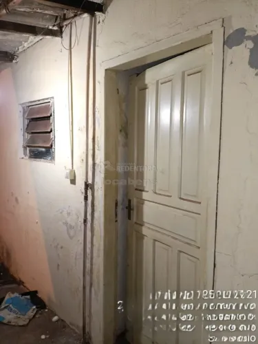 Santa Catarina - Casa a venda com 01 quarto, área de serviço e 02 vagas de garagem.
