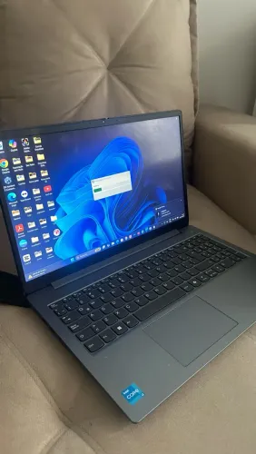 Notebook Lenovo em excelente estado de conservação. Comprado há três meses.