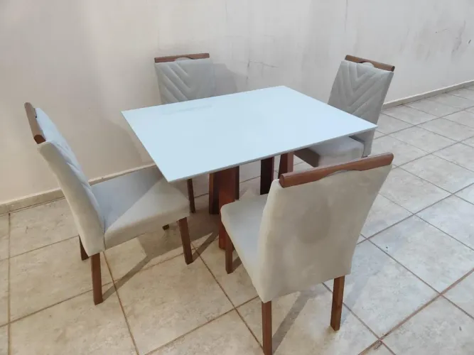 Mesa de Jantar 4 Lugares com Tampo Branco e Cadeiras Estofadas