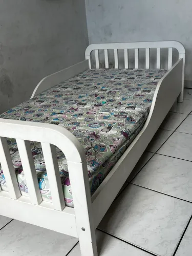 Cama baixa de criança com colchão. Marca tok&stok