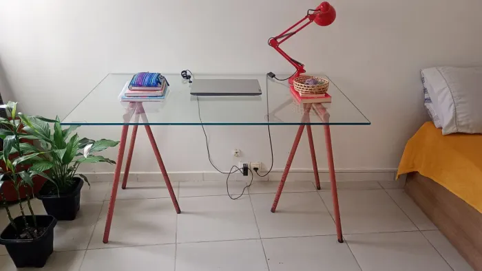 Mesa de vidro com cavaletes