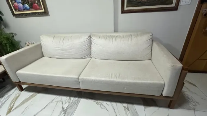 Sofá 3 Lugares Moderno em Madeira Maciça e Linho Bege