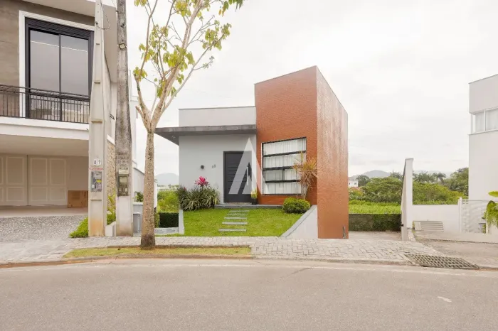 Casa em condomínio com 1 suíte e 2 quartos à venda no bairro Vila Nova em Joinville-SC por