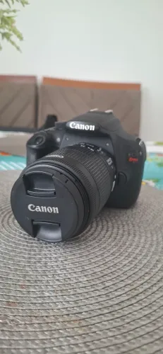 CÂMERA FOTOGRÁFICA CANON EOS Rebel T5i + LENTE 18-55mm +BATERIA E CARREGADOR