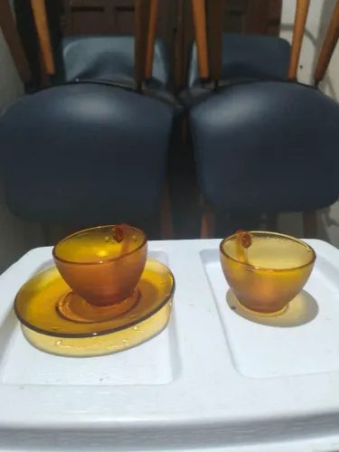 Duas xícaras âmbar LEIA