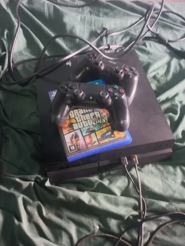 PS4 SLIM 500 GB (2 manetes é 2 carregadores + 1 jogo )