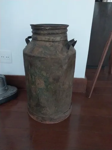 Galão de leite antigo