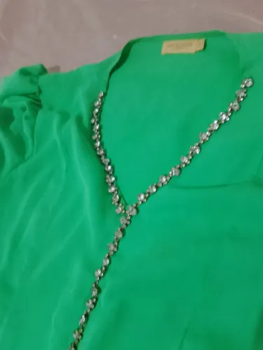 Blusa Verde com pedras de bijuteria G
