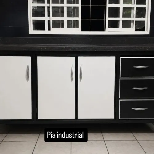 Balcão de pia industrial.