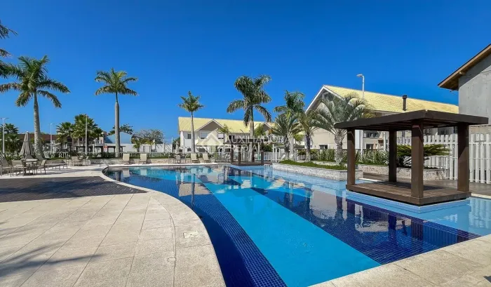 Casa em condomínio fechada 250m da praia - 3 dormitórios, lazer integrado e posição solar