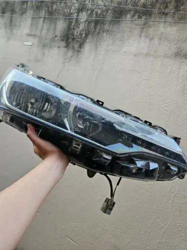 Par de Faróis Originais Toyota Corolla XEI 2018/2019 (LED) Vendo o par de faróis originai