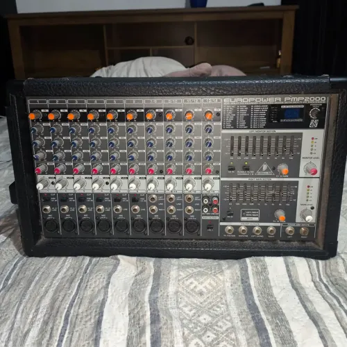 Mesa de som Behringer Europower PMP 2000
