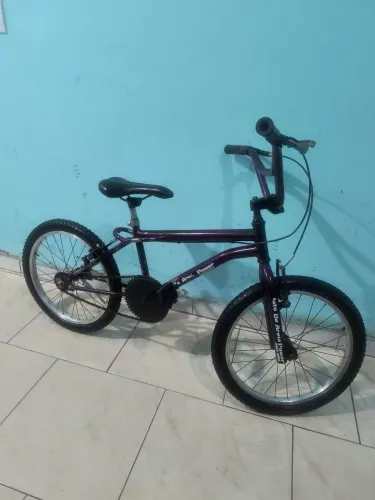 Bicicleta aro 20 Cross pra menina