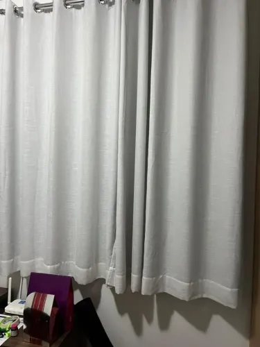 Cortina linho blackout 100%, cor marfim, tamanho 3,0m×1,70m, acompanha varão cromado 1,52