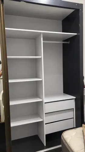 Guarda-roupa com espelho, prateleiras e 3 gavetas