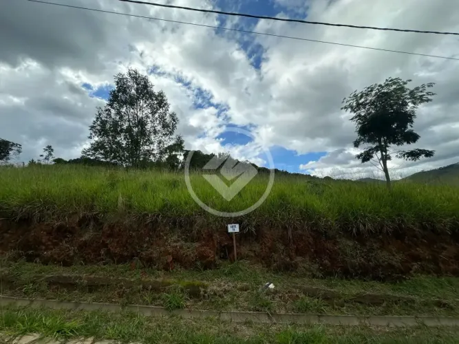 Terreno plano com 1. 266 m2 à venda no Condomínio Moradas de Bonsucesso. Bairro Bonsucesso