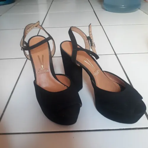 Vendo essa linda sandalia da Marca VIZZANO de salto alto calça o 37,38 material em camurça