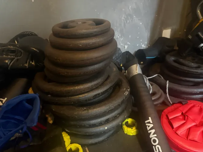 300kg de anilhas + 4 barras