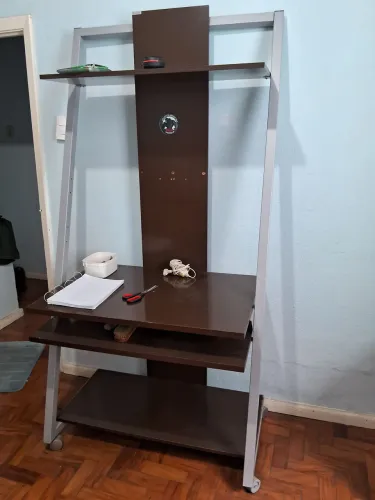 Mesa para escritório com bom designer, para compor ambiente ou para trabalhar.