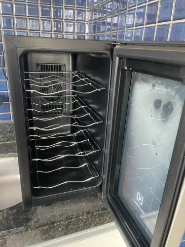 Adega de Vinho Climatizada Electrolux 8 garrafas Uma Porta Acabamento em Alumínio