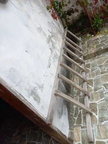 Escada para ambientes altos madeira. 