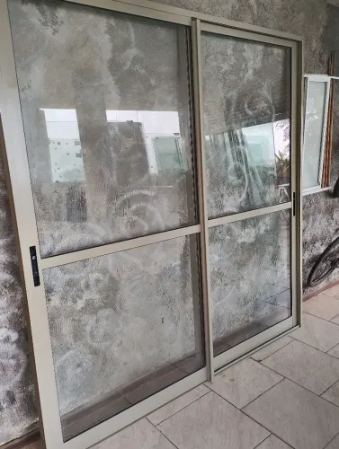 Porta vidro alumínio seminova tamanho 2.20 de largura por 2.30 a altura