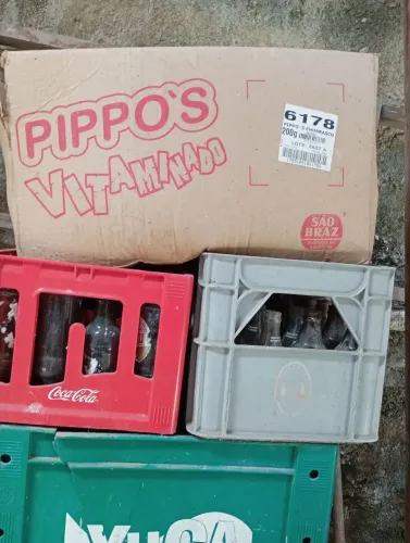 Engradado com vasilhames (leia a descrição)