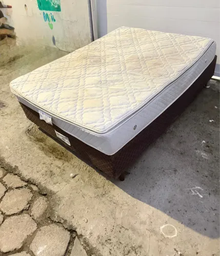 Cama de casal usada
