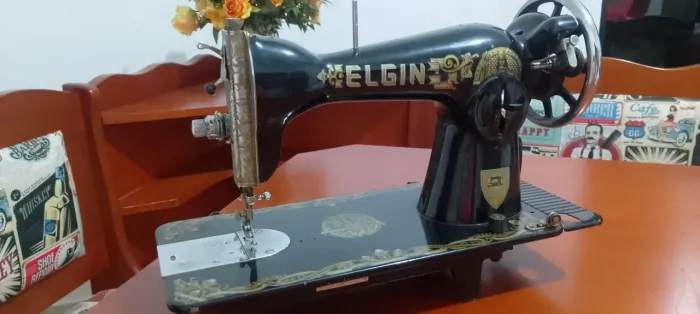 Máquina de costura Elgin para decoração