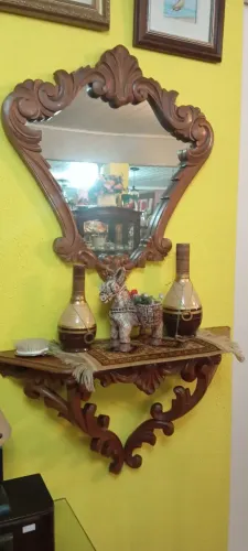 Aparador com espelho entalhado