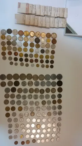 Vendo coleção de moedas antigas com 211 peças