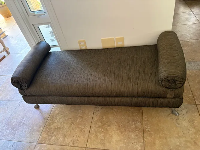 Chaise Longue Estofada em Tafetá com Pés de Metal
