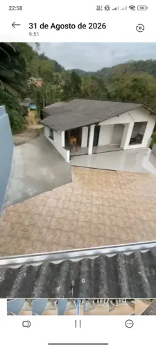 Barbada.. duas casas a venda pelo preço de uma. Ambas rendendo aluguel.
