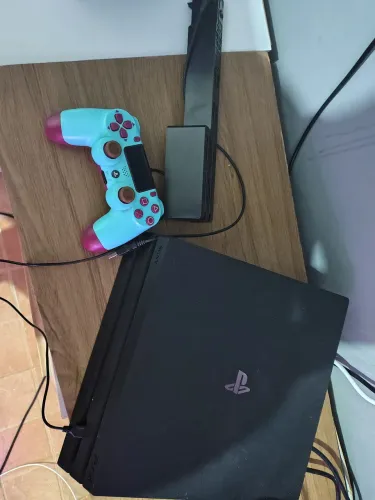 PS4 PRO 1TB com 22 jogos