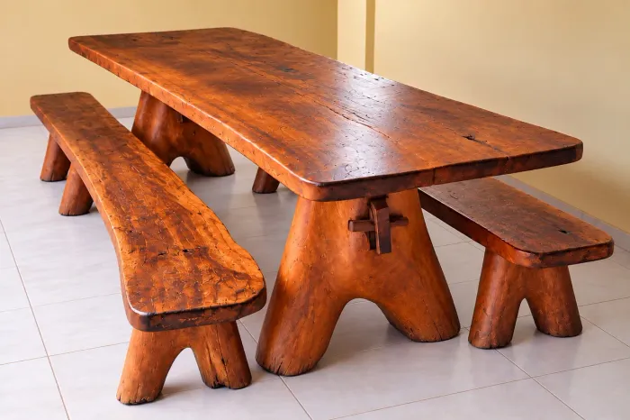 VENDO LINDA MESA RÚSTICA DE MADEIRA COM 2 BANCOS