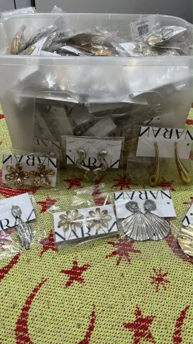 Vendo bijuterias para revenda. 243 PEÇAS. Preço a negociar.