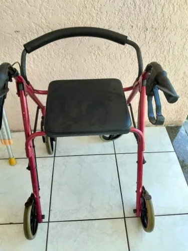 Cadeira de apoio idoso com rodas