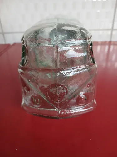 Vendo um baleiro de vidro, em formato de kombi.