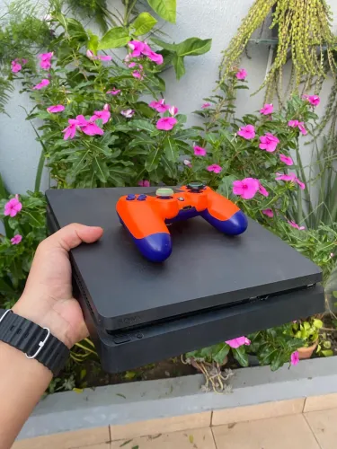 PS4 slim 1 T + 2 Jogos físicos
