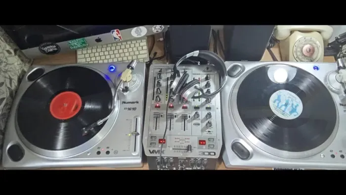 Par de Toca Discos NUMARK TT1610 com caixa + Fone NUMARK + Mixer BEHRINGER VMX 300