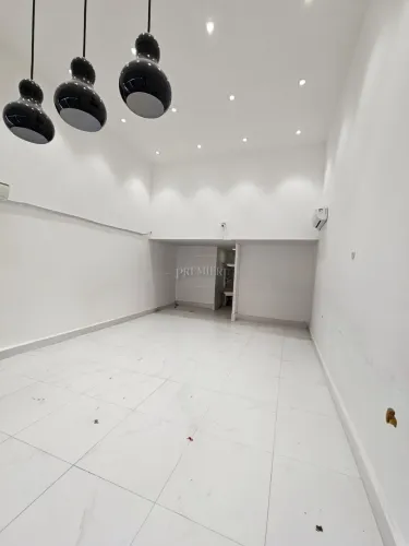 Loja Comercial em Ponto Estratégico no Express Mall Fagundes Varela - Curitiba/PR