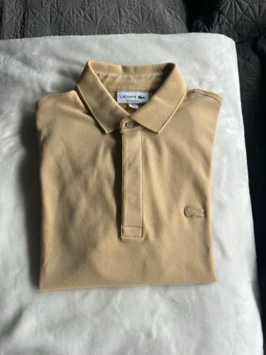 [Original] Lacoste Polo Regular Fit Paris em Piqué Stretch (Bege)
