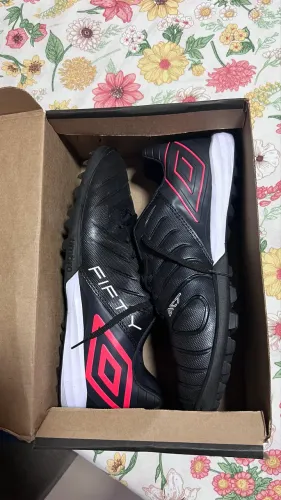 Chuteira Umbro FIFTY Society