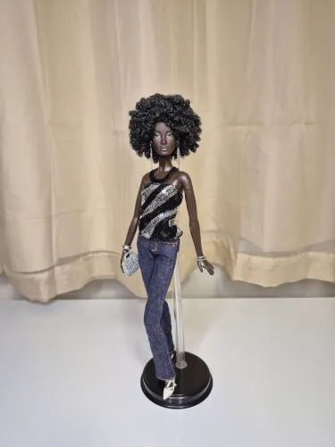 Boneca Barbie Nichelle Model Of The Moment ( LEIA A DESCRIÇÃO )