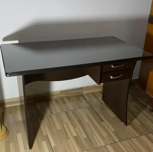Mesa de escritório em madeira com tampo de vidro e duas gavetas. Medidas: 77x120x67cm