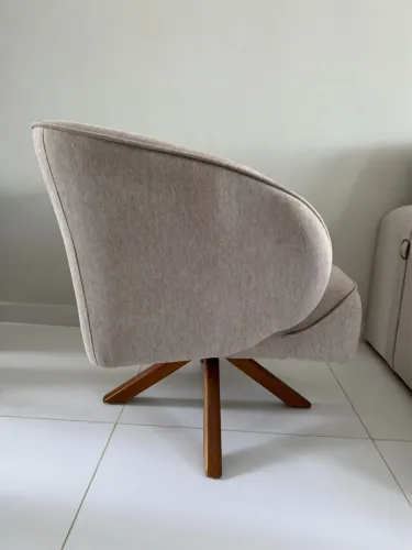 Vendo 2 Poltronas Giratória em Linho - Alto Padrão