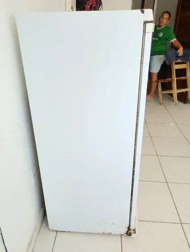 Uma geladeira