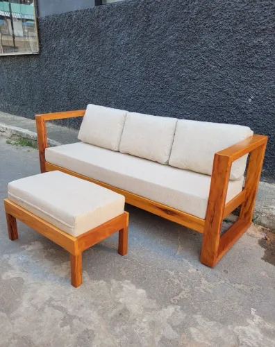 Sofá de Madeira com mesa de centro