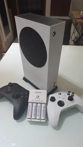 XBOX Series S + 2 Controles + Brinde